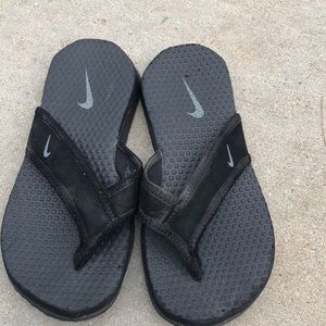 Kid’s Black Nike flip flops